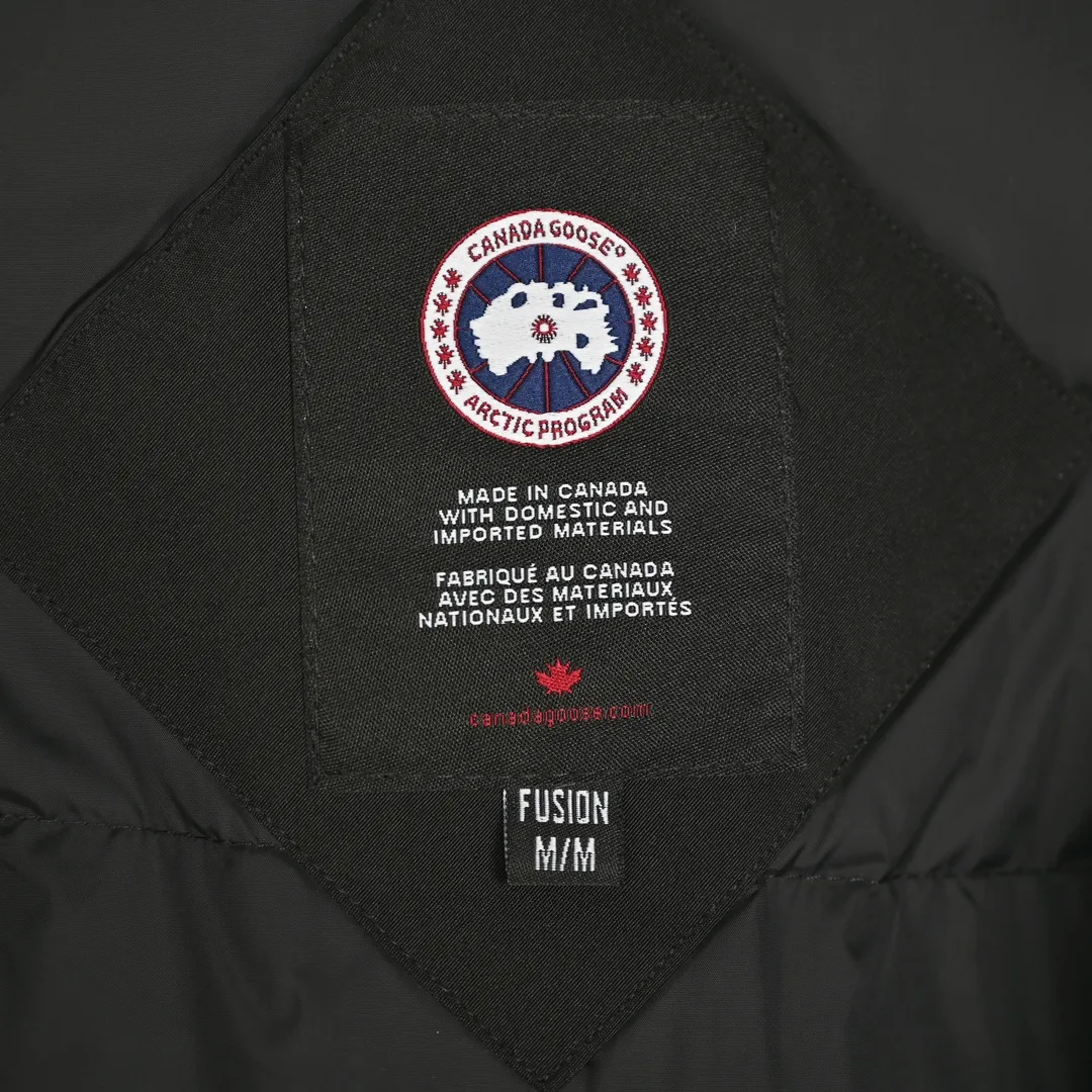 P720 𝐂𝐚𝐧𝐚𝐝𝐚 𝐆𝐨𝐨𝐬𝐞 𝐄𝐱𝐩𝐞𝐝𝐢𝐭𝐢𝐨𝐧 𝟕𝟗𝟗𝟗𝐌 Canada Goose Model 01 Short Down Jacket 🔝Product color: black, off-white, graphite gray, navy blue, sky blue 🔝Product size: XS S M L 2️⃣Exclusively customized 18-count fabrics with the same ZP. Using "Arctic Tech" fabric technology, the outer fabric is 84.5% polyester fiber and 15.5% cotton, the lining is 100% cotton fiber, and the padding is 100% polyester fiber. It is durable, waterproof, windproof, cold-resistant and warm. 3️⃣The lining is made of 40D Nylon AC oil-based glue, with level 5 single-dye fastness. The collar flannel is made of original high-density mercerized velvet, and the pocket fabric is made of elastic high-density polar fleece, which is soft and skin-friendly. The bile cloth is made of 330T polyester anti-velvet No. 7 needle to prevent lint from running away. If there is lint running away, it will be given away for free! 4️⃣The JUKI large-scale sewing machine imported from Japan is professional in stitching and seaming. It completely follows the original 106 stitches on the whole piece of clothing and is reinforced throughout. The length of each jujube follows the original one and is fixed at 1-1.1cm. The density and length are the same as the original one. 5️⃣Yoshida YKK original zipper, Y-shaped double hook Velcro, and the cuffs are made of custom thickened seamless threads. This year, high-elastic spandex gold thread is added to the cuff thread to increase elasticity and strength. From fabrics and gallbladders to buttons and drawstrings, all are custom-developed and authentic. 6️⃣The imported Tajima embroidery machine is used to customize the chest logo with thousands of needles. The pattern is full and three-dimensional, and it is infinitely close to the original product. 7. The fur collars are made from western coyote skins imported from Canada. We purchased 10,000 top-quality fur collars in the spring. The width of the fur collars is 14cm and the length is 55cm. This winter, the quality of the fur collars will be stable throughout the season, eliminating the uneven quality of fur collars in the middle and later stages! 7️⃣Packaging is in a three-dimensional handbag with cards included. It’s more impressive to give it away and keep it for yourself.